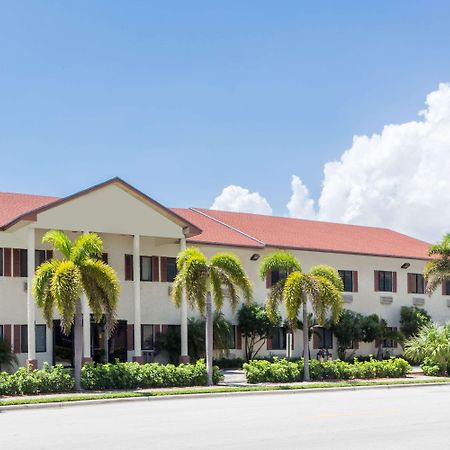 Hotel Super 8 By Wyndham Pompano Beach Extérieur photo